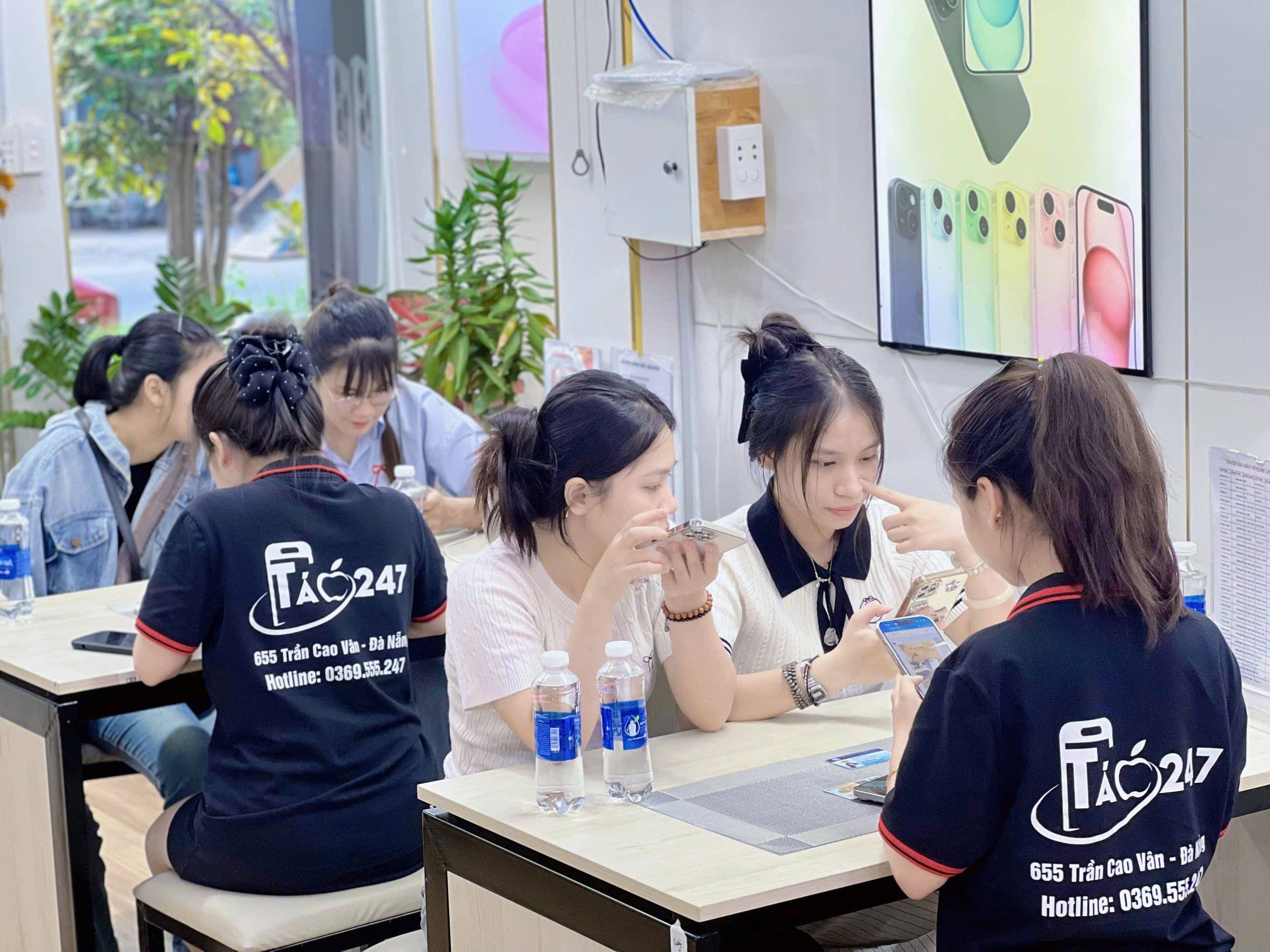 Khách hàng trải nghiệm iPhone cũ giá tốt tại cửa hàng Táo 247 Đà Nẵng