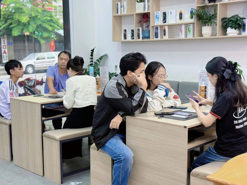 Sinh viên được nhân viên Táo 247 tư vấn mua iPhone cũ giá rẻ tại Đà Nẵng
