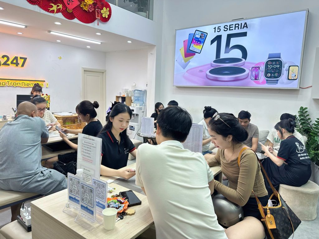 Khách hàng được tư vấn mua iPhone cũ và iPhone 15 tại Táo 247 Đà Nẵng
