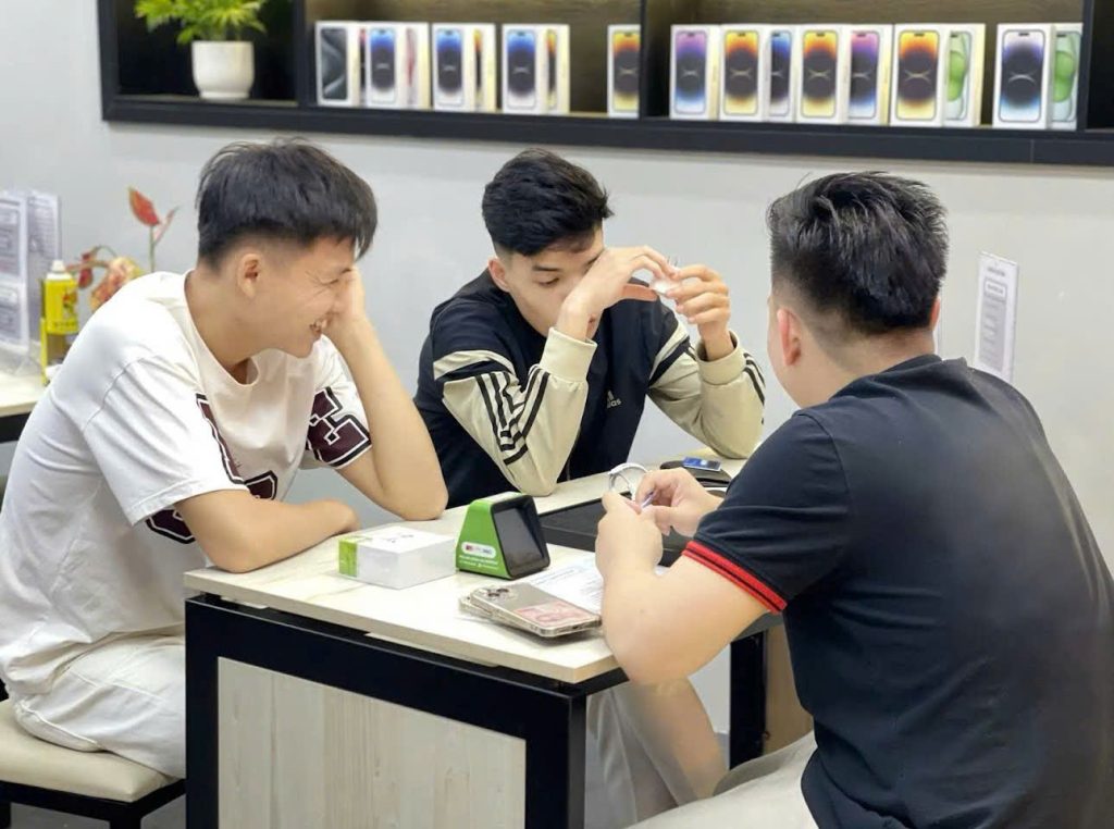 Nam sinh tại Đà Nẵng đang chọn mua iPhone cũ zin tại cửa hàng Táo 247
