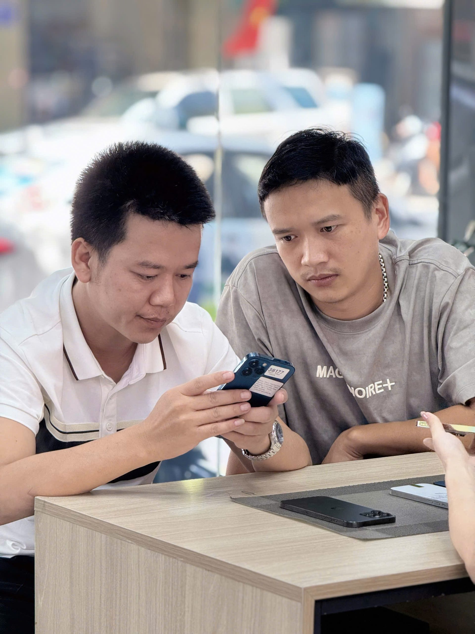 Khách hàng kiểm tra iPhone cũ dung lượng cao tại Táo 247 Đà Nẵng