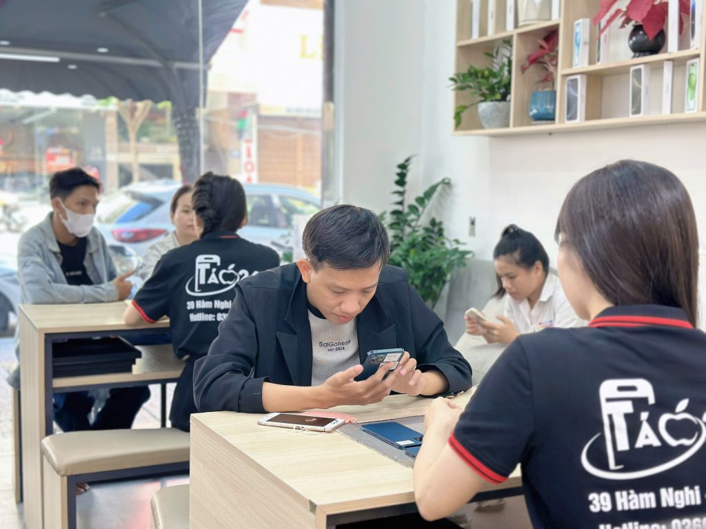 Khách hàng mua iPhone cũ nguyên zin Đà Nẵng tại cửa hàng Táo 247