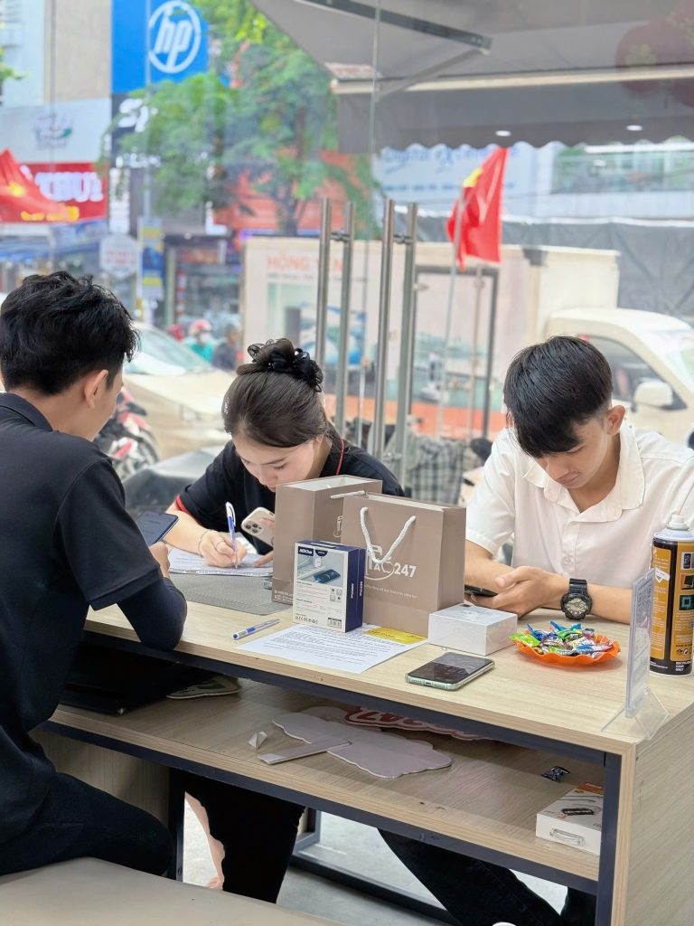 Khách hàng làm thủ tục mua iPhone cũ RAM cao tại Táo 247 Đà Nẵng
