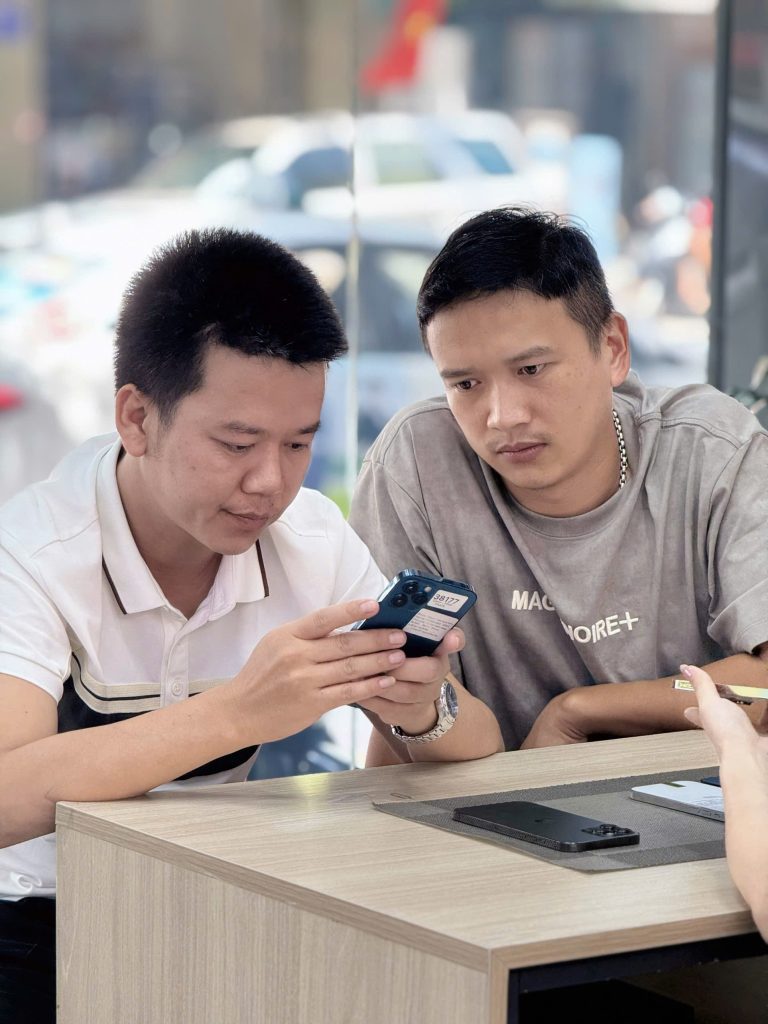 Khách hàng kiểm tra iPhone cũ trước khi mua tại Táo 247 Đà Nẵng – minh bạch, rõ ràng, chuyên nghiệp
