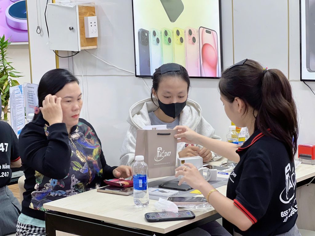 Nhân viên Táo 247 bàn giao iPhone cũ Like New cho khách hàng tại Đà Nẵng
