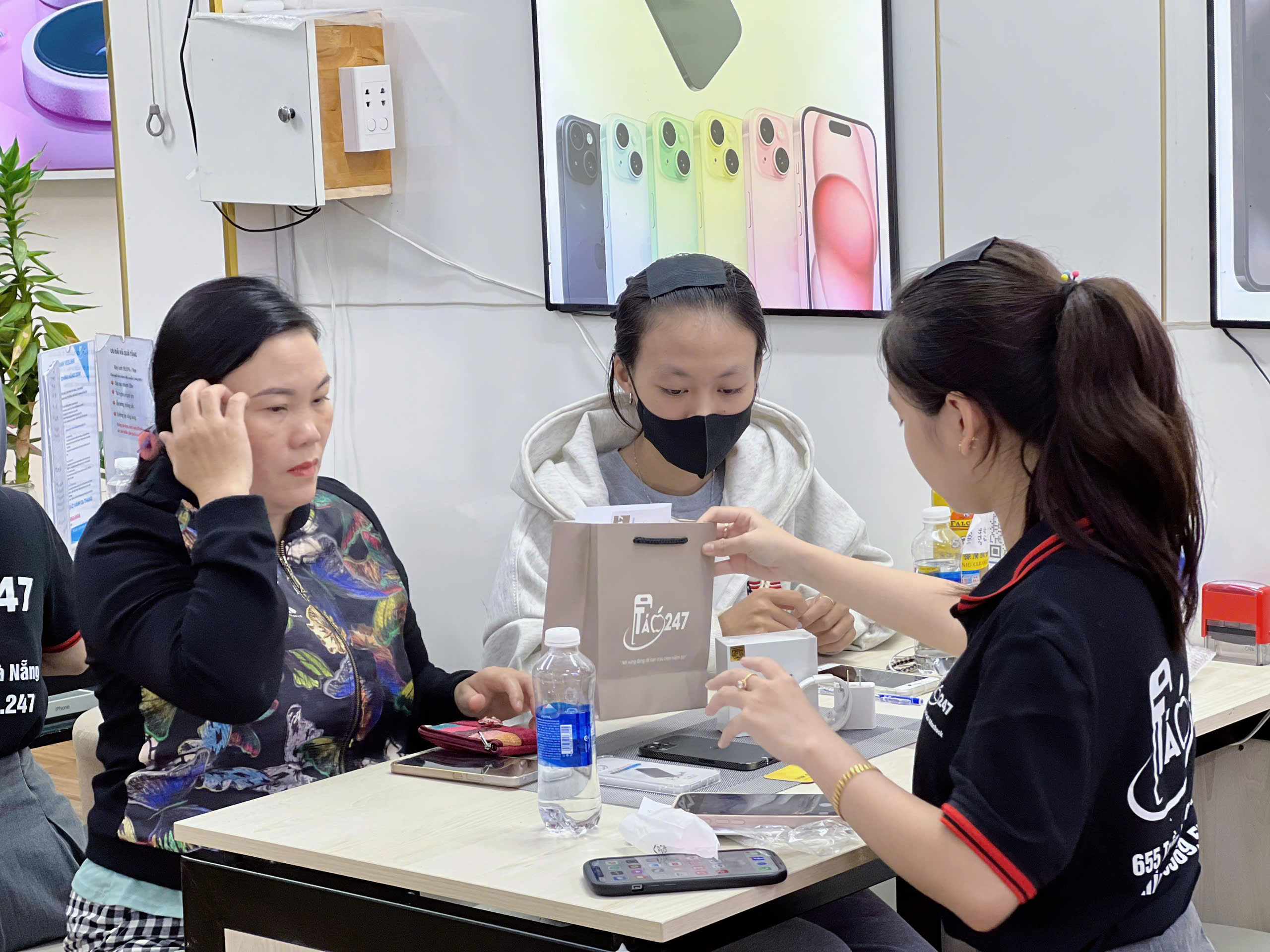 Nhân viên Táo 247 bàn giao iPhone cũ Like New cho khách hàng tại Đà Nẵng