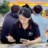 Nhân viên tư vấn iPhone tại cửa hàng Táo 247 Đà Nẵng – Hỗ trợ tận tình, chuyên nghiệp