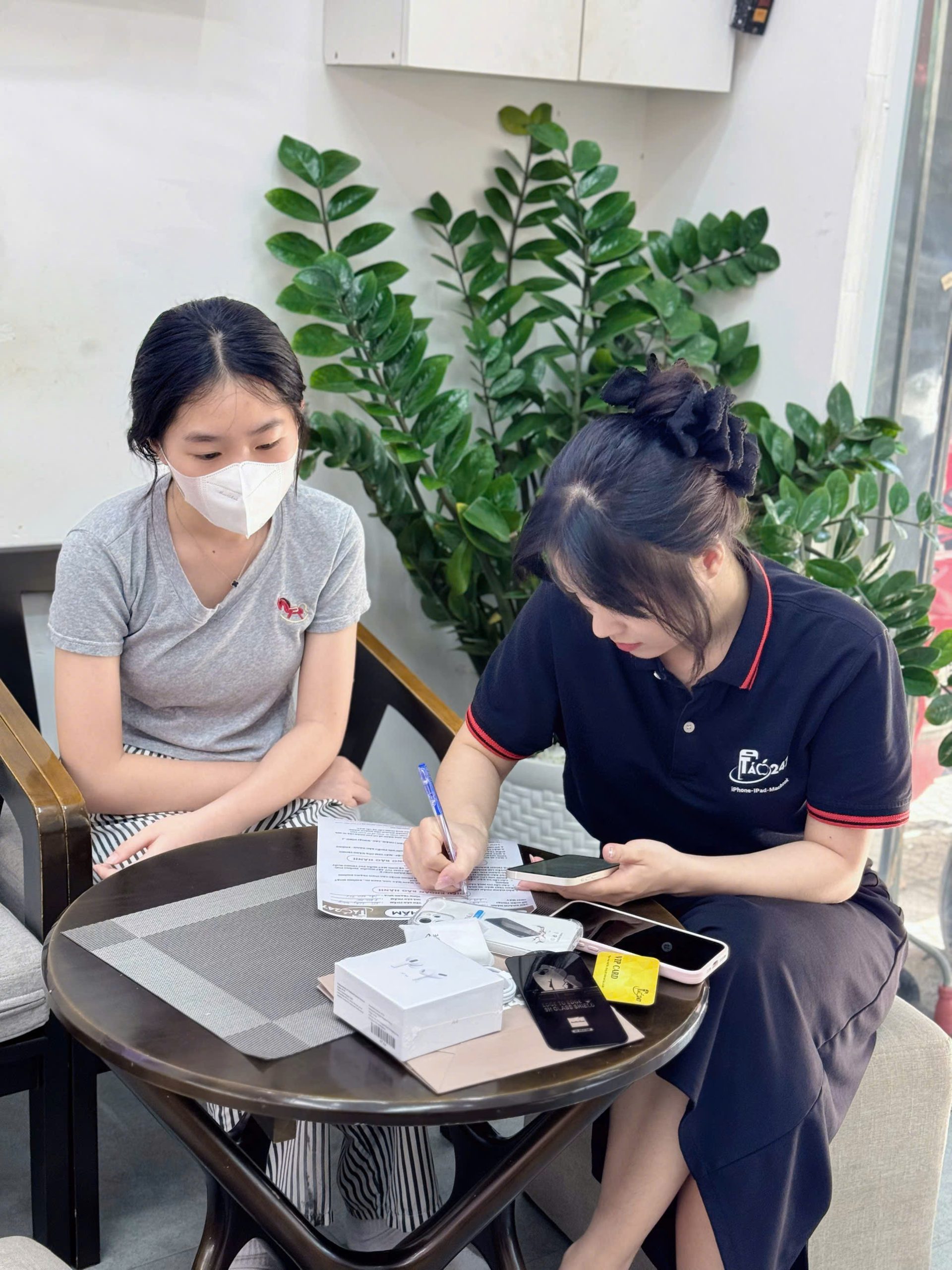 Khách hàng ký nhận iPhone cũ tại cửa hàng Táo 247 Đà Nẵng – Máy zin 100%, đầy đủ phụ kiện, bảo hành dài hạn.