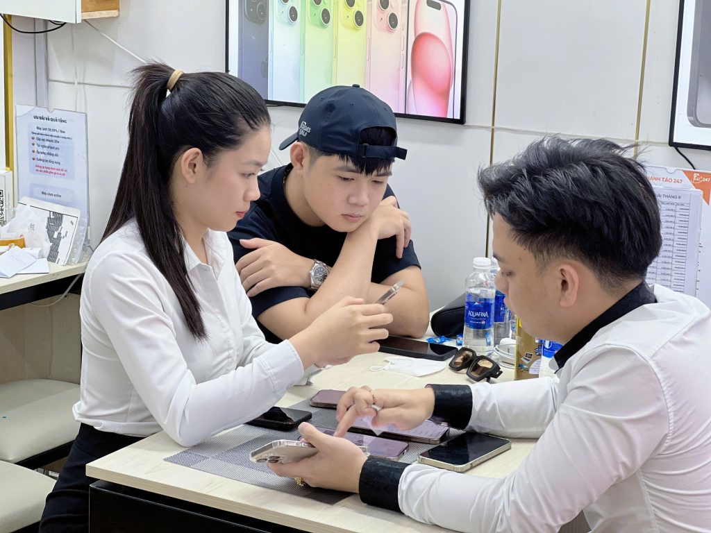 Nhân viên Táo 247 đang test iPhone cũ miễn phí cho khách hàng tại cửa hàng Đà Nẵng, quy trình minh bạch và chuyên nghiệp.