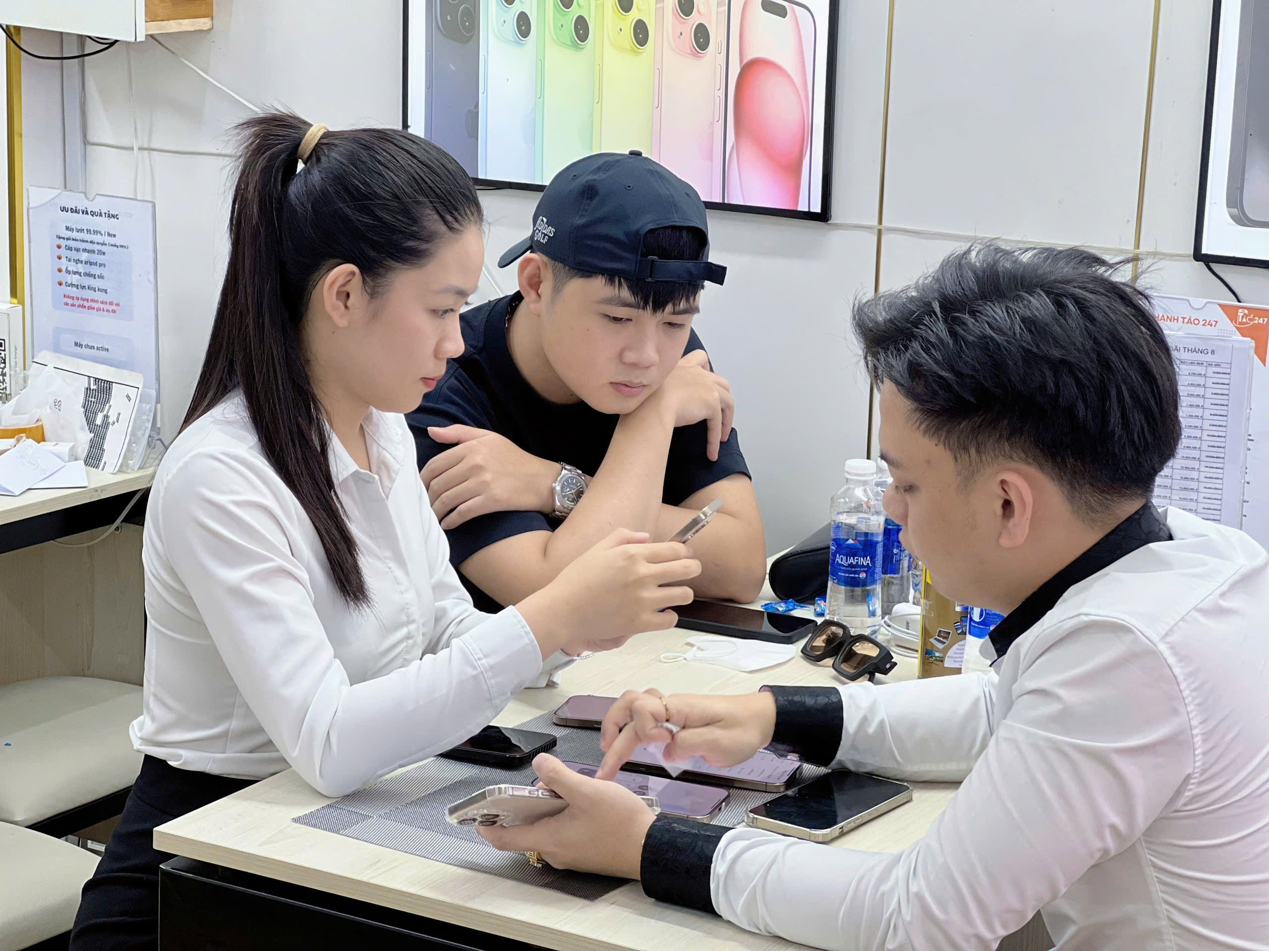 Nhân viên Táo 247 đang test iPhone cũ miễn phí cho khách hàng tại cửa hàng Đà Nẵng, quy trình minh bạch và chuyên nghiệp.