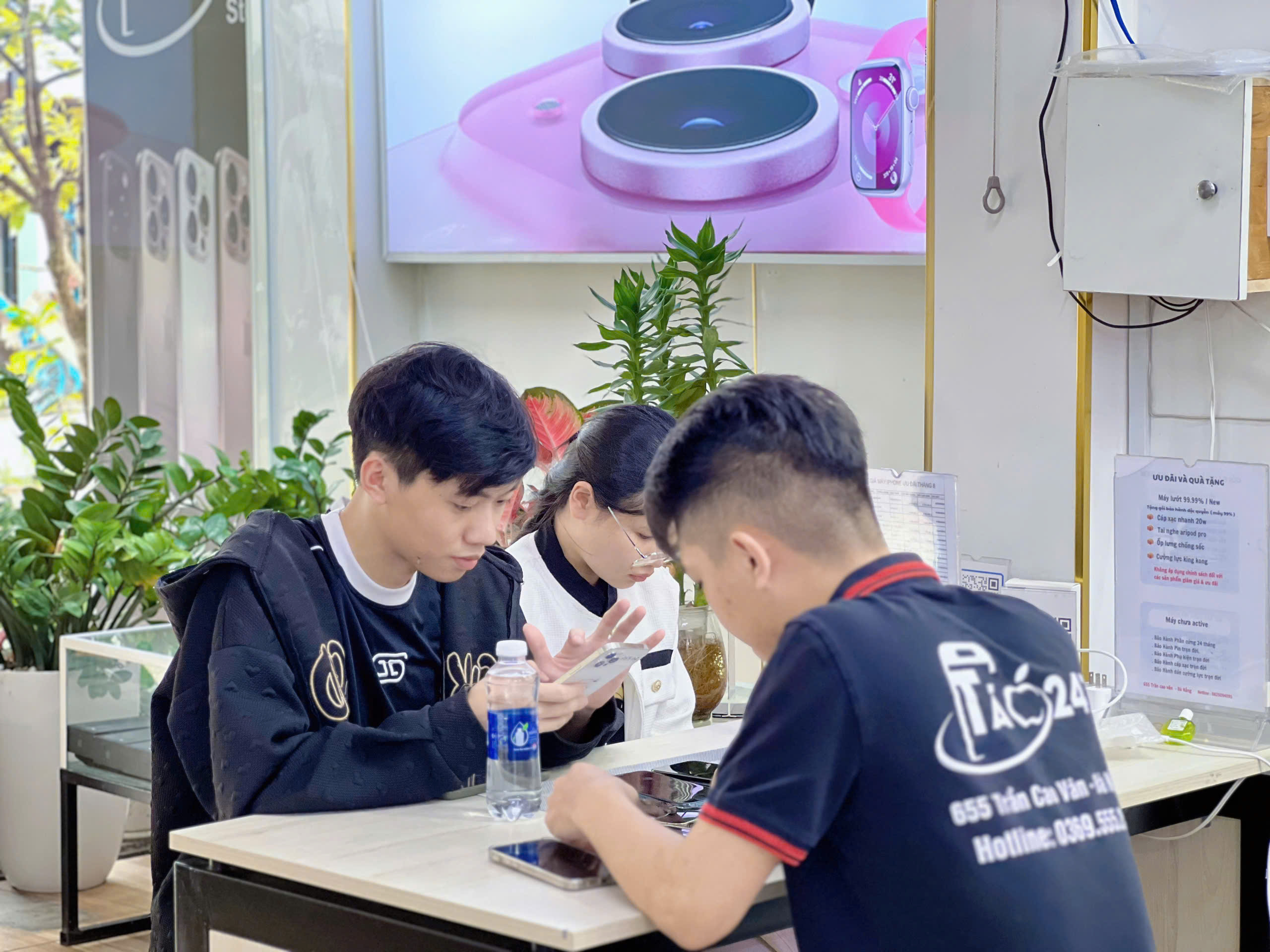 Nhân viên Táo 247 kiểm tra iCloud iPhone cũ cho khách tại cửa hàng Đà Nẵng