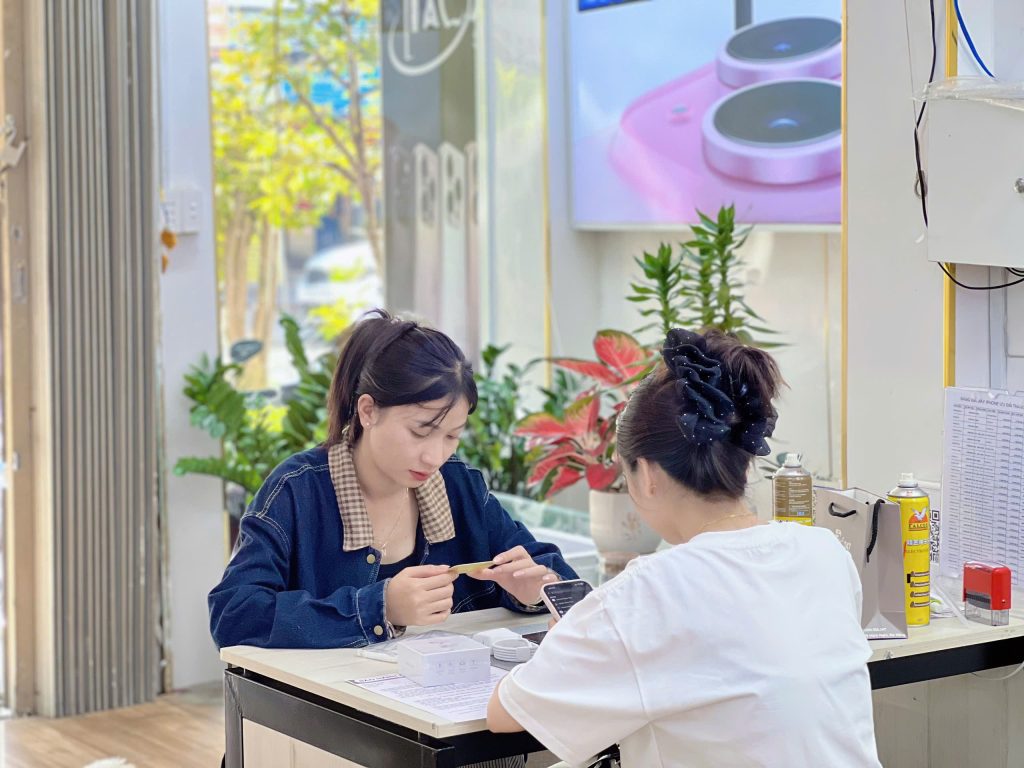 Nhân viên Táo 247 tư vấn mua iPhone 15 Pro Max cũ tận tình cho khách hàng tại Đà Nẵng
