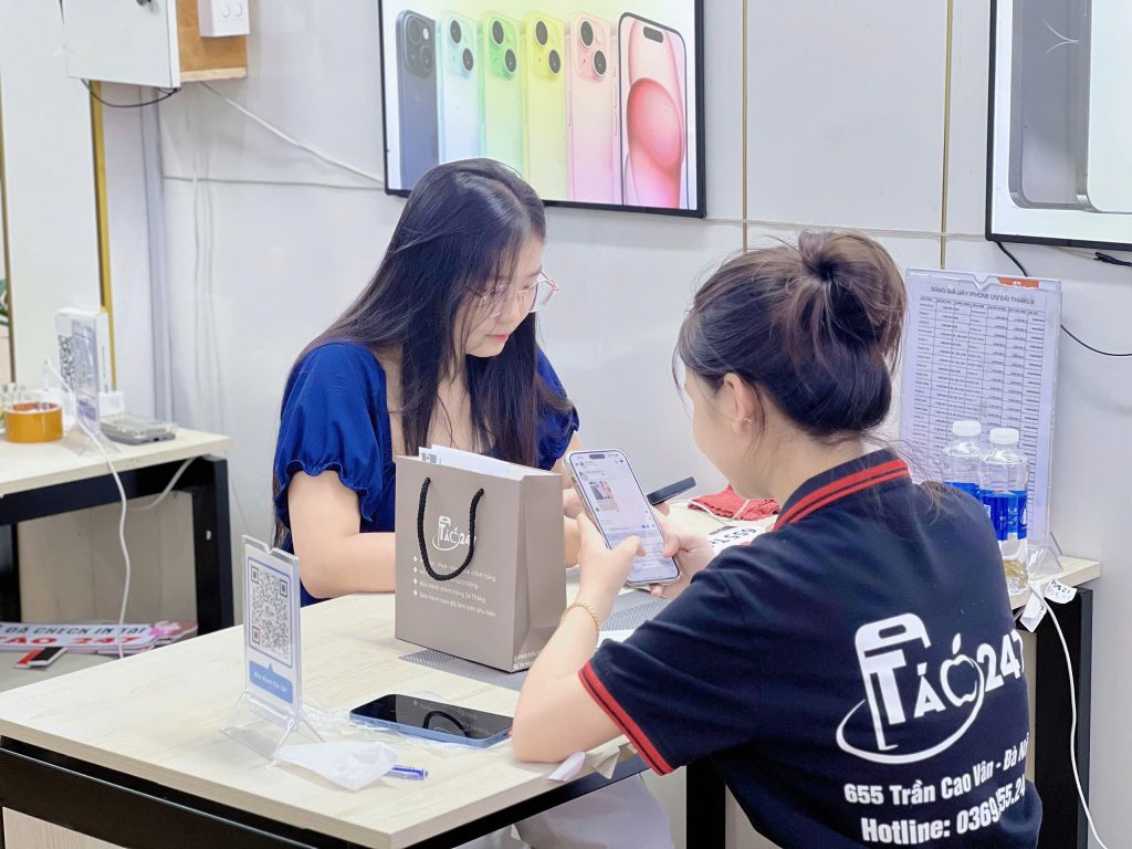 Nhân viên Táo 247 hỗ trợ khách hàng mua iPhone cũ Like New tại Đà Nẵng
