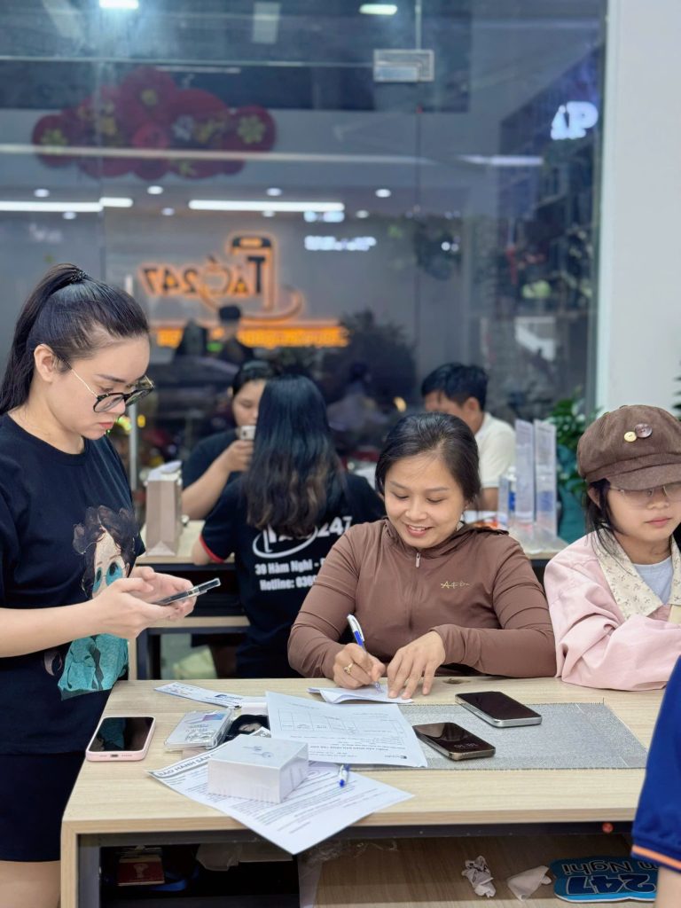 Khách hàng đổi trả iPhone cũ dễ dàng tại Táo 247 Đà Nẵng