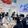 Khách ngồi kín các bàn tư vấn tại cửa hàng Táo 247 Đà Nẵng
