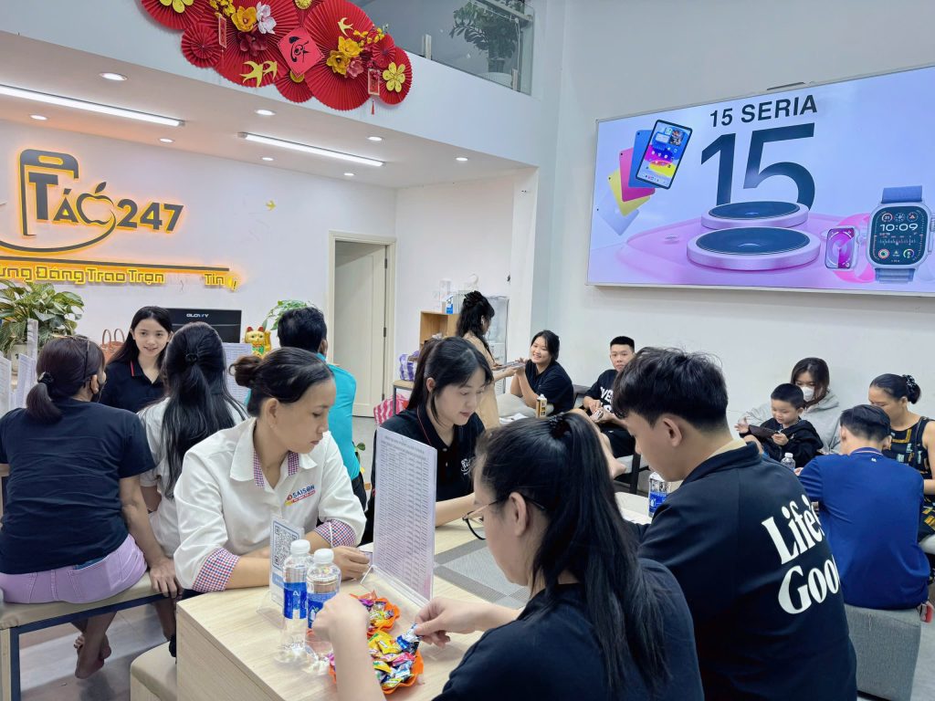 Khách hàng mua iPhone 17 tại cửa hàng Táo 247 Đà Nẵng – Uy tín, đông đúc, chuyên nghiệp