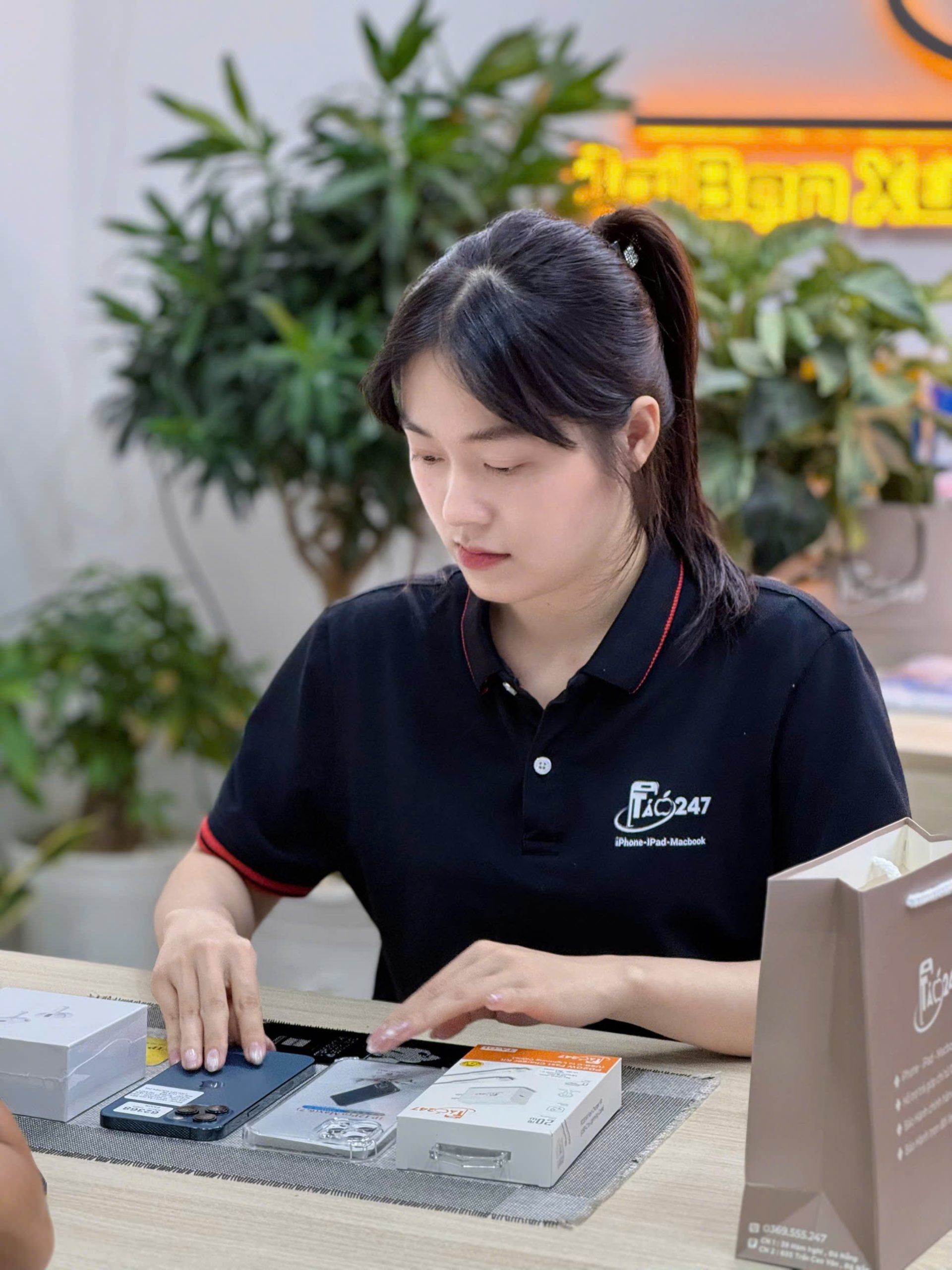 Nhân viên Táo 247 chuẩn bị phụ kiện iPhone 16 Pro Max cũ cho khách tại Đà Nẵng – dịch vụ tận tâm, chuyên nghiệp