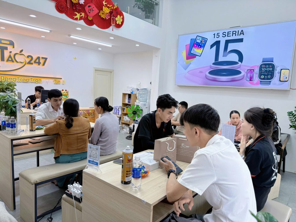 Không gian cửa hàng Táo 247 Đà Nẵng – đông khách trải nghiệm và mua iPhone chính hãng