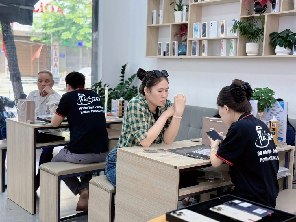 Khách hàng trải nghiệm và tư vấn iPhone tại cửa hàng Táo 247 Đà Nẵng – Chi nhánh Hàm Nghi
