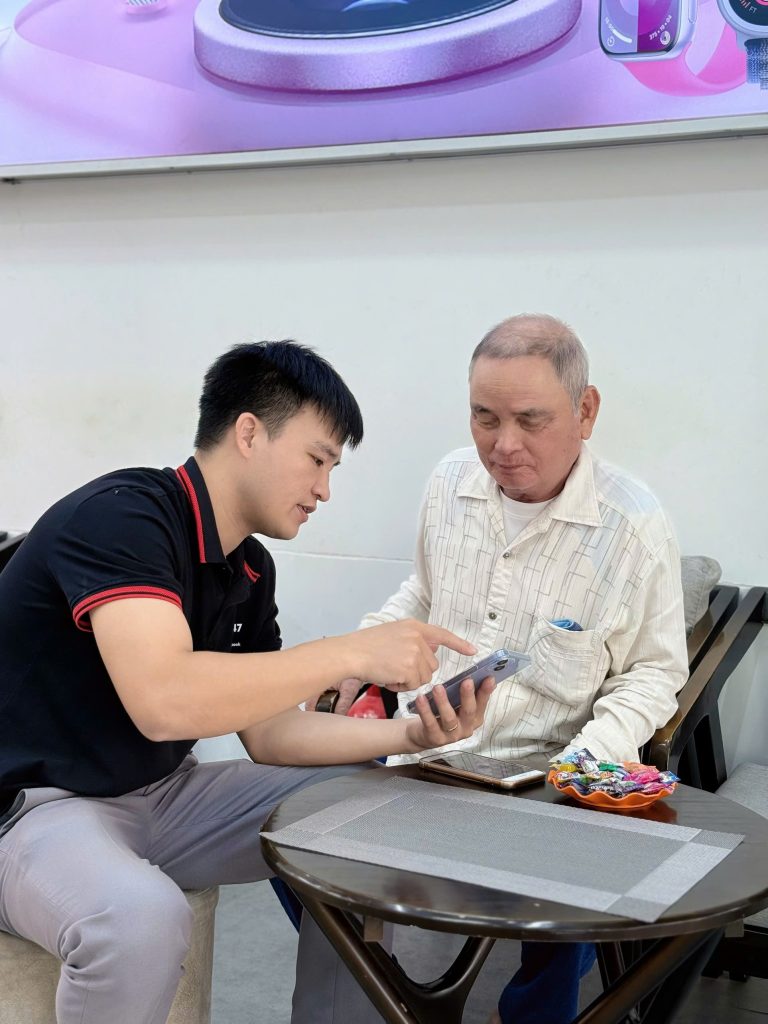 Ảnh thể hiện độ uy tín của Táo 247 qua số lượng khách hàng đến trực tiếp cửa hàng tại Đà Nẵng để chọn mua và kiểm tra iPhone cũ trước khi quyết định.