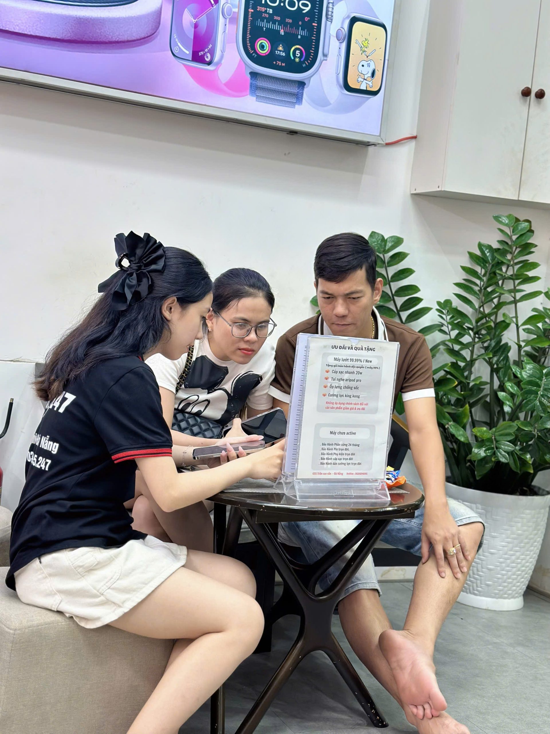 Khách hàng được nhân viên Táo 247 tư vấn mua iPhone 16 cũ tại cửa hàng Đà Nẵng