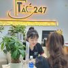 Khách hàng tại cửa hàng Táo 247 Đà Nẵng đang được tư vấn mua iPhone cũ chính hãng