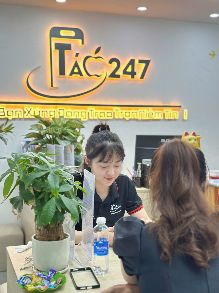 Khách hàng tại cửa hàng Táo 247 Đà Nẵng đang được tư vấn mua iPhone cũ chính hãng