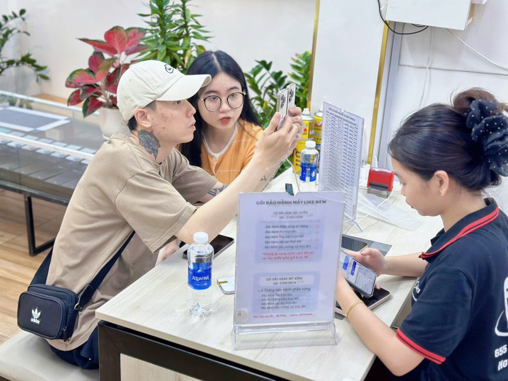 Nhân viên Táo 247 Đà Nẵng tư vấn iPhone cho khách hàng tại cửa hàng 655 Trần Cao Vân