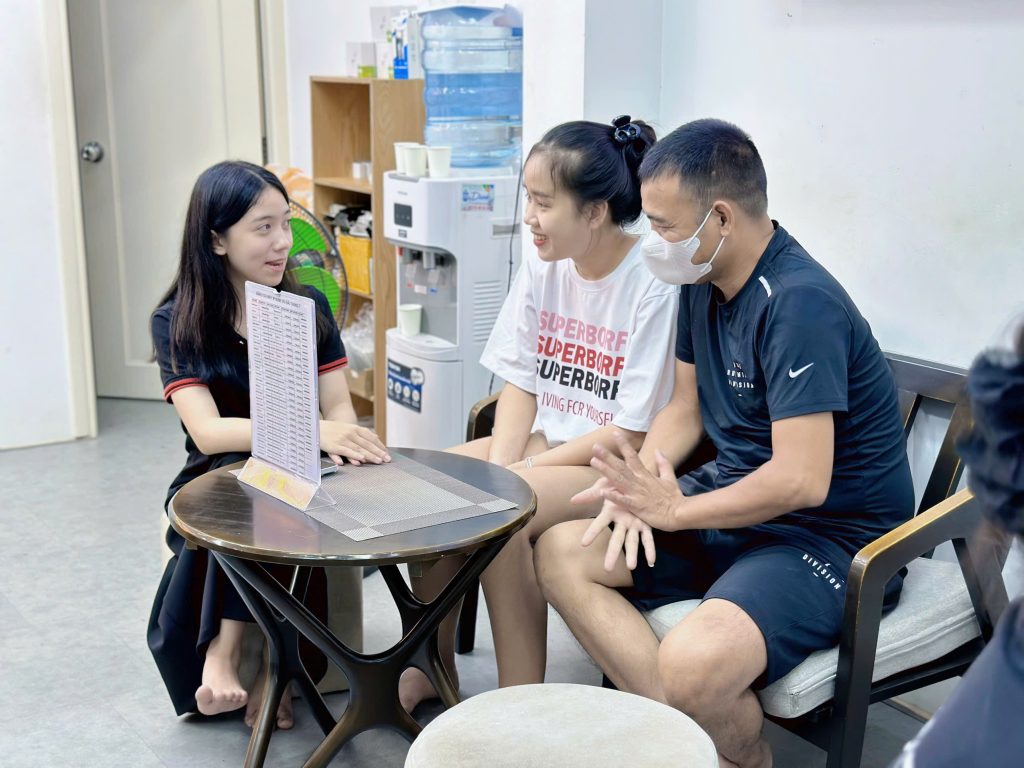 Khách hàng được tư vấn mua iPhone tại cửa hàng Táo 247 Đà Nẵng – Dịch vụ tận tâm, chuyên nghiệp