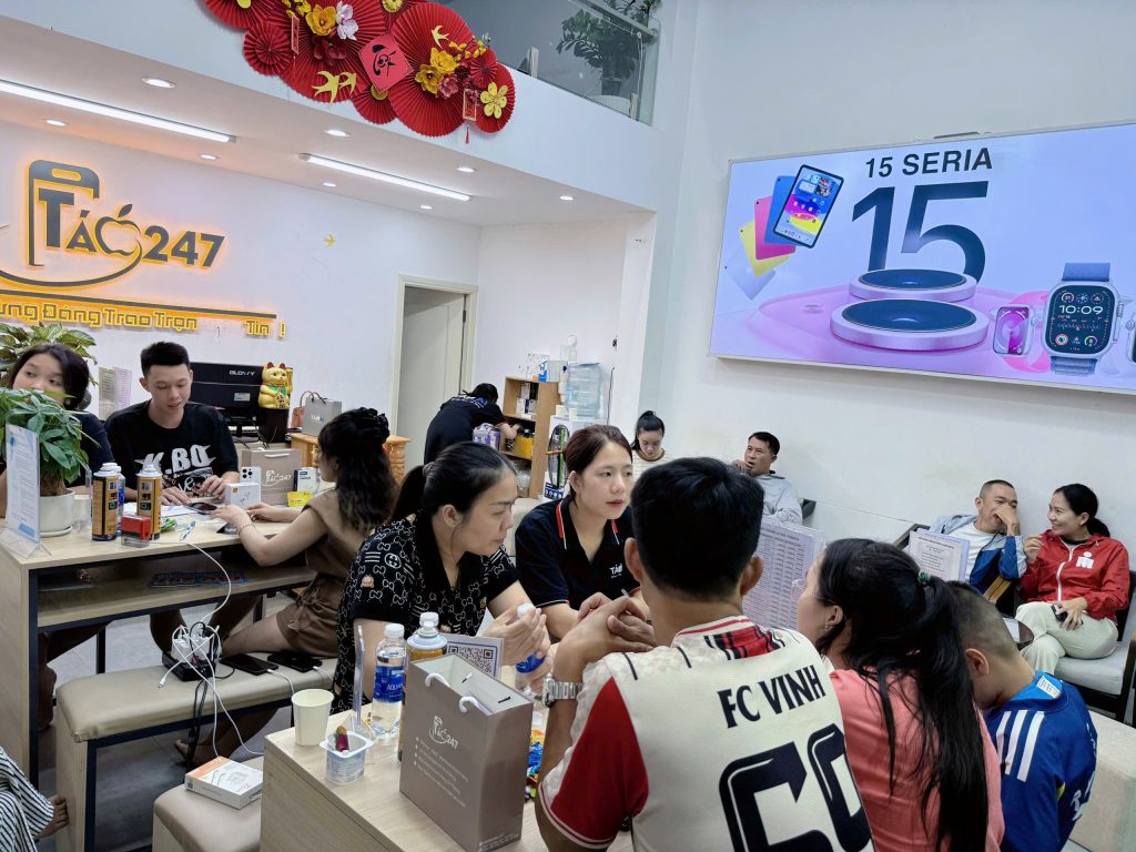 Cửa hàng Táo 247 Đà Nẵng đông khách mua iPhone cũ trả góp nợ xấu