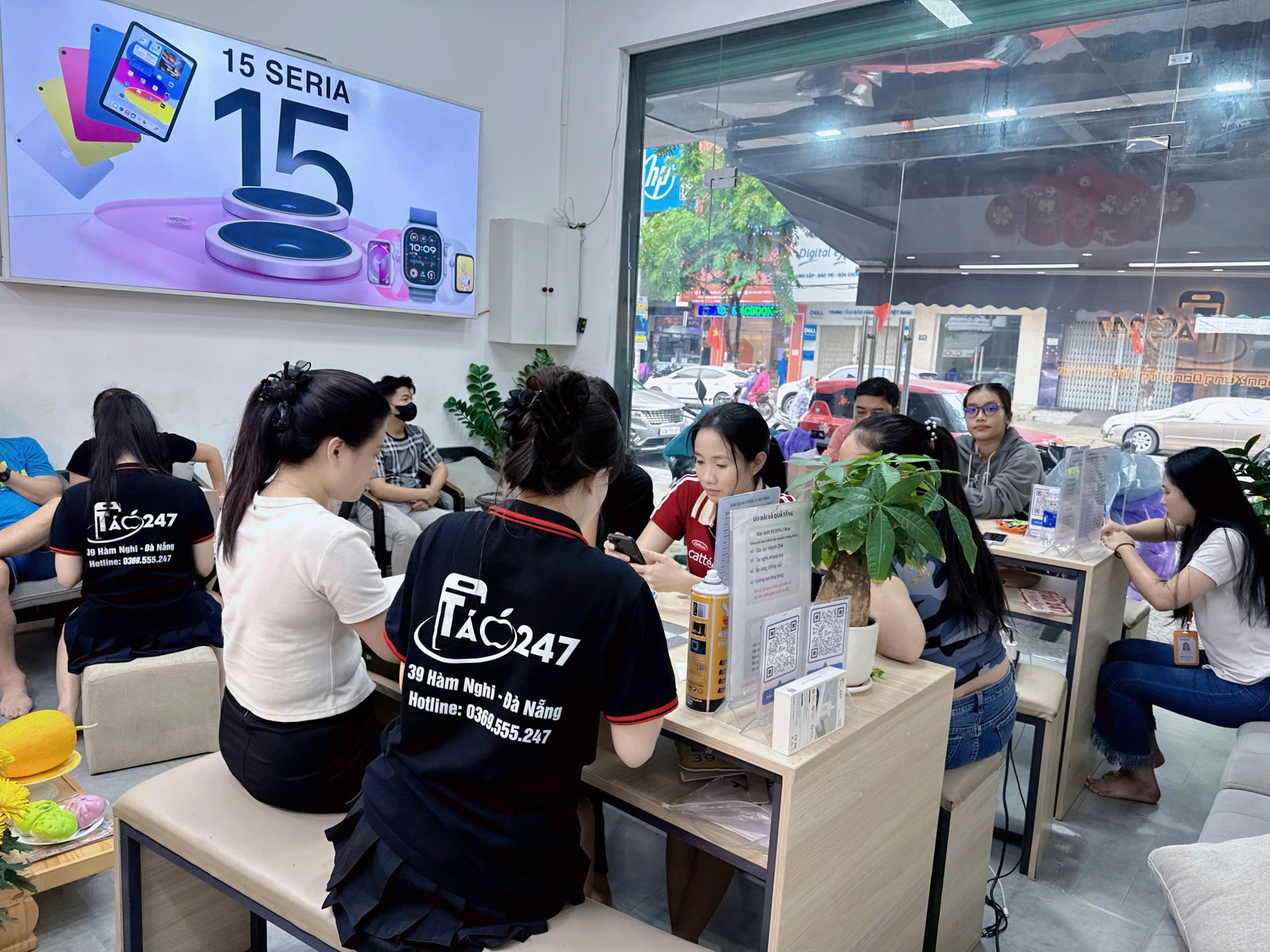 Khách hàng đông đúc tại cửa hàng Táo 247 Đà Nẵng đang chờ tư vấn và mua iPhone cũ