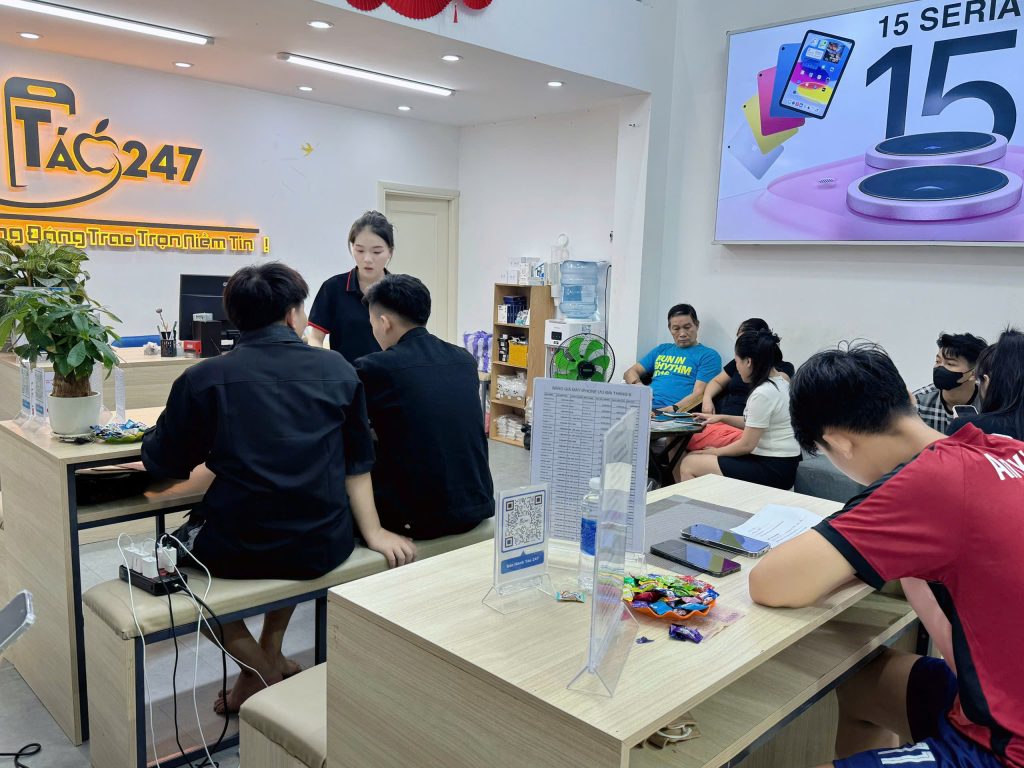Không gian cửa hàng Táo 247 tại Đà Nẵng, đông đảo khách hàng đến tư vấn và test máy iPhone cũ.