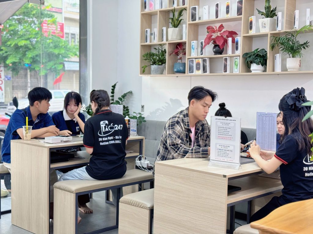 Khách hàng mua iPhone 17 tại cửa hàng Táo 247 Đà Nẵng – Uy tín, đông đúc, chuyên nghiệp
