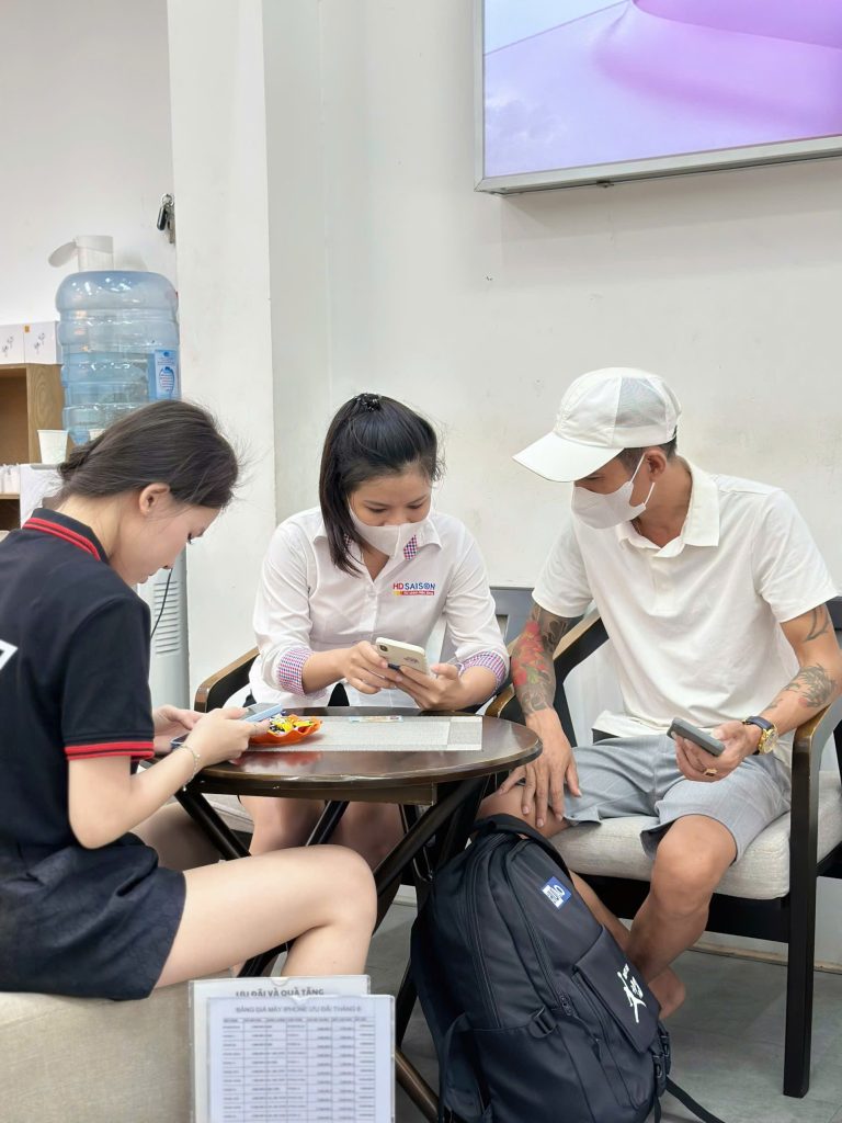 Nhân viên Táo 247 hỗ trợ khách hàng mua iPhone tại cửa hàng Đà Nẵng