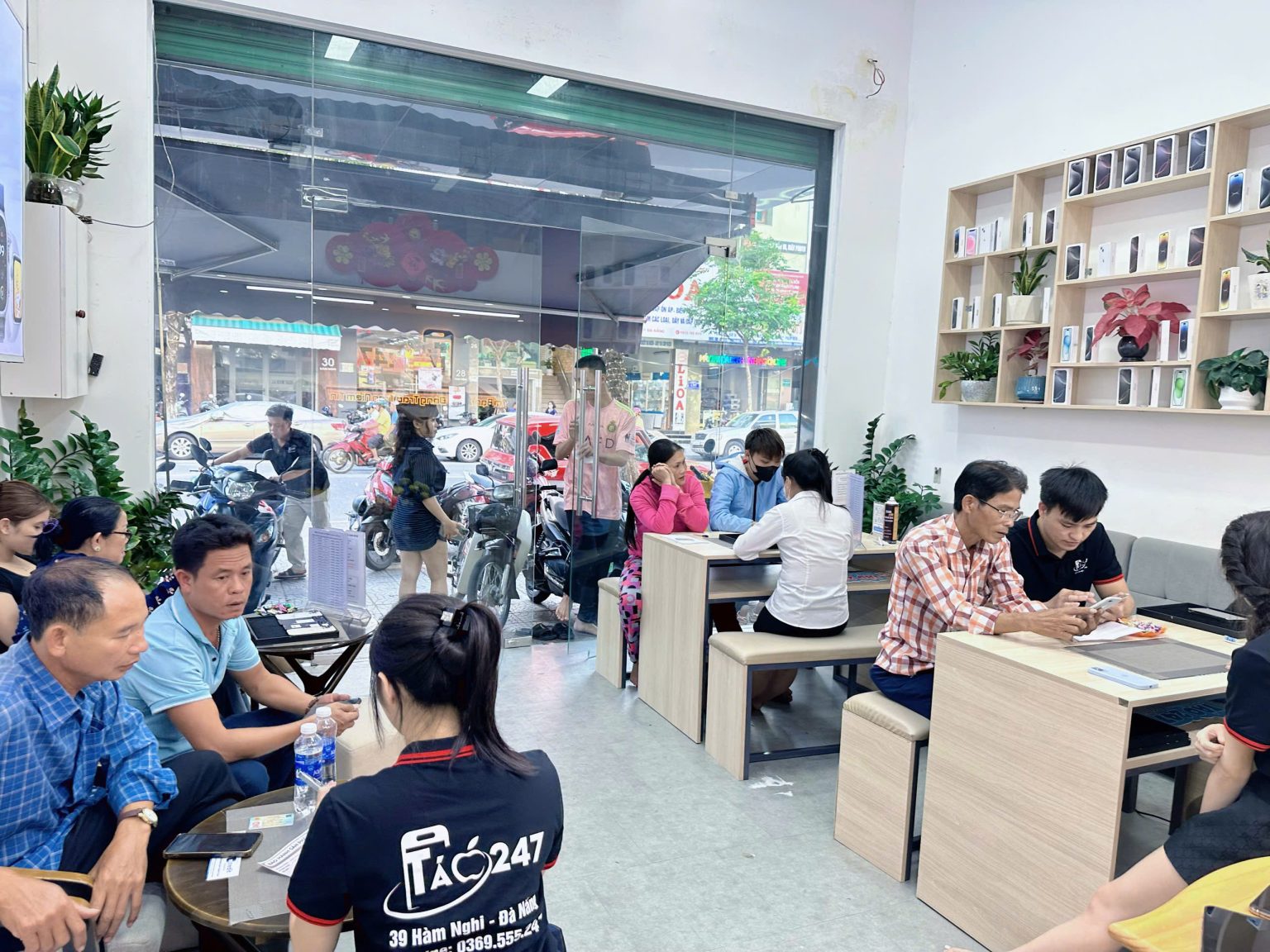 Khách hàng đến mua iPhone 17 cũ 99% tại cửa hàng Táo 247 Đà Nẵng đông đúc