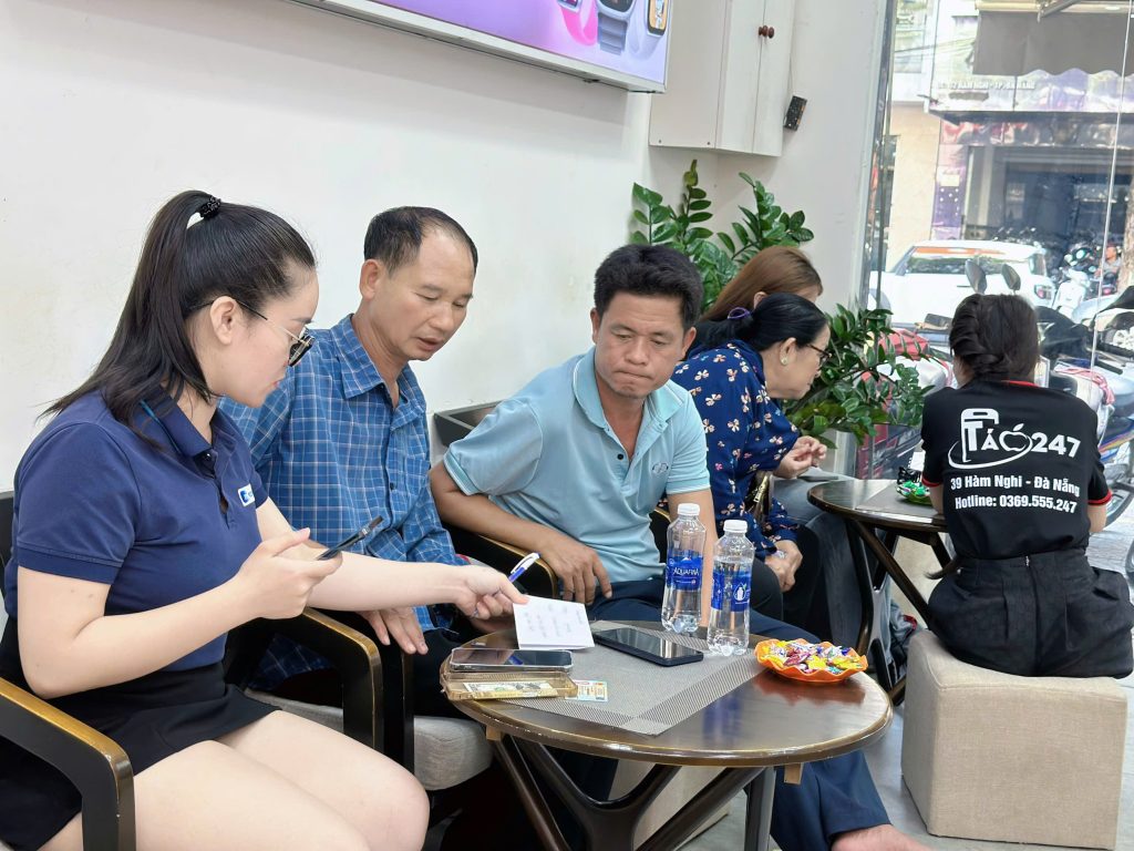 Khách hàng mua iPhone tại Táo 247 Đà Nẵng – tư vấn tận tình, hỗ trợ trả góp linh hoạt
