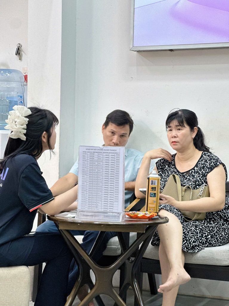 Khách hàng được tư vấn mua iPhone 17 cũ 99% tại Táo 247 Đà Nẵng