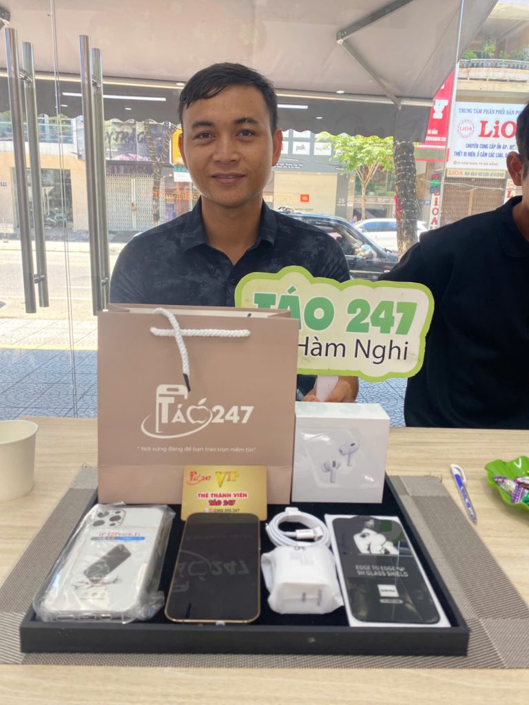 Khách hàng nhận iPhone 17 xách tay tại Táo 247 Hàm Nghi – đầy đủ phụ kiện và quà tặng

