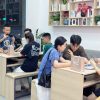 Khách hàng đến Táo 247 Đà Nẵng trải nghiệm và mua iPhone cũ xách tay chất lượng