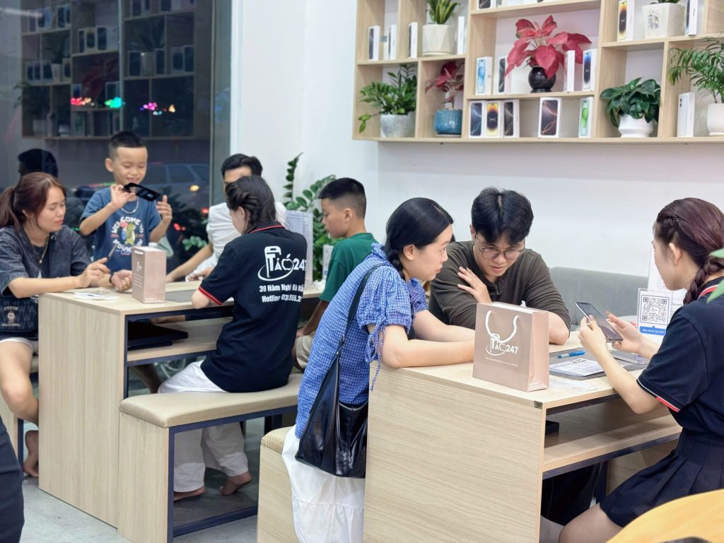 Khách hàng đến Táo 247 Đà Nẵng trải nghiệm và mua iPhone cũ xách tay chất lượng
