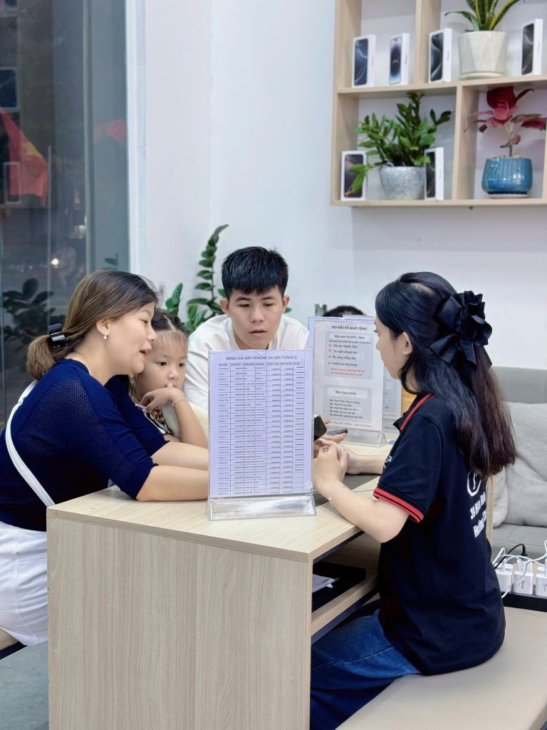 Gia đình được tư vấn bảng giá iPhone cũ tại cửa hàng Táo 247 Đà Nẵng
