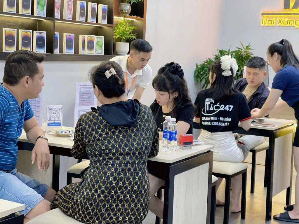 Khách hàng đến mua iPhone cũ xịn tại cửa hàng Táo 247 Đà Nẵng
