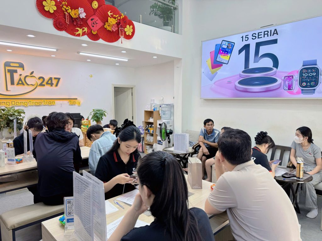Khách hàng trải nghiệm và mua iPhone cũ tại cửa hàng Táo 247 Đà Nẵng
