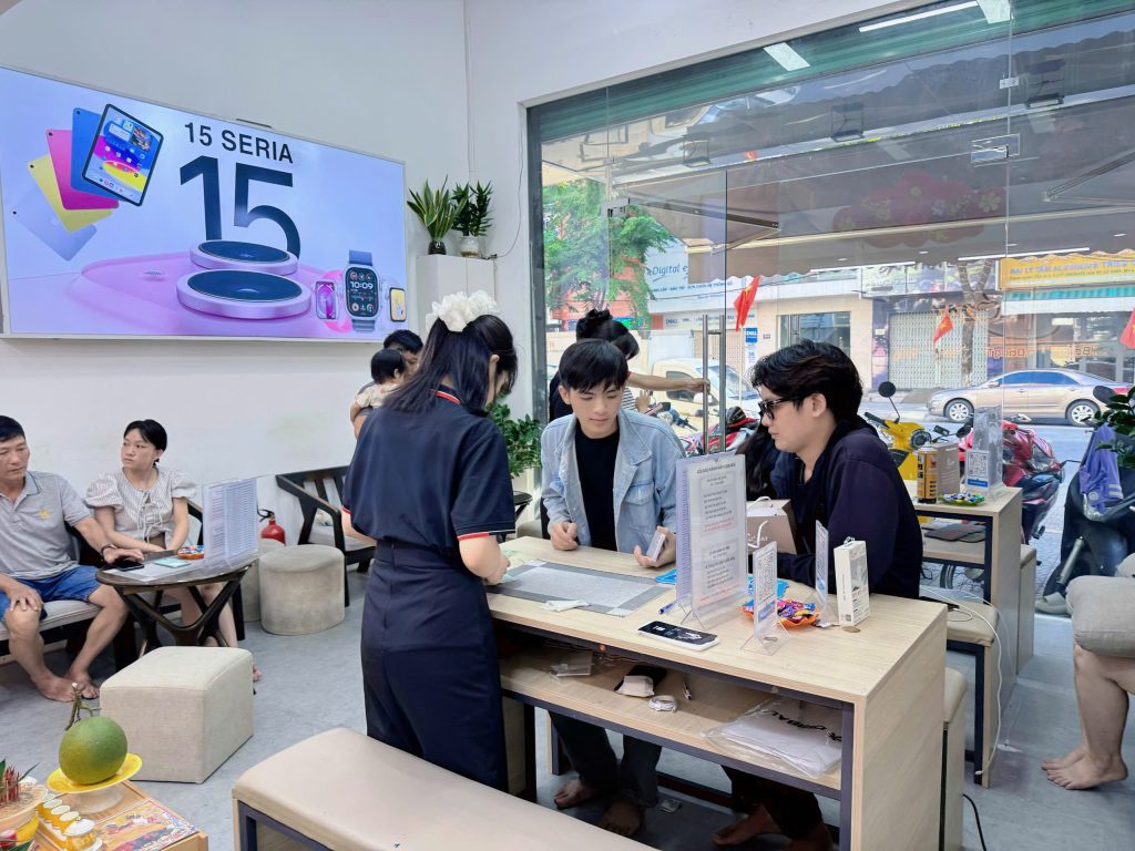 Không gian cửa hàng Táo 247 Đà Nẵng đông khách, nhân viên tư vấn iPhone cũ chuyên nghiệp
