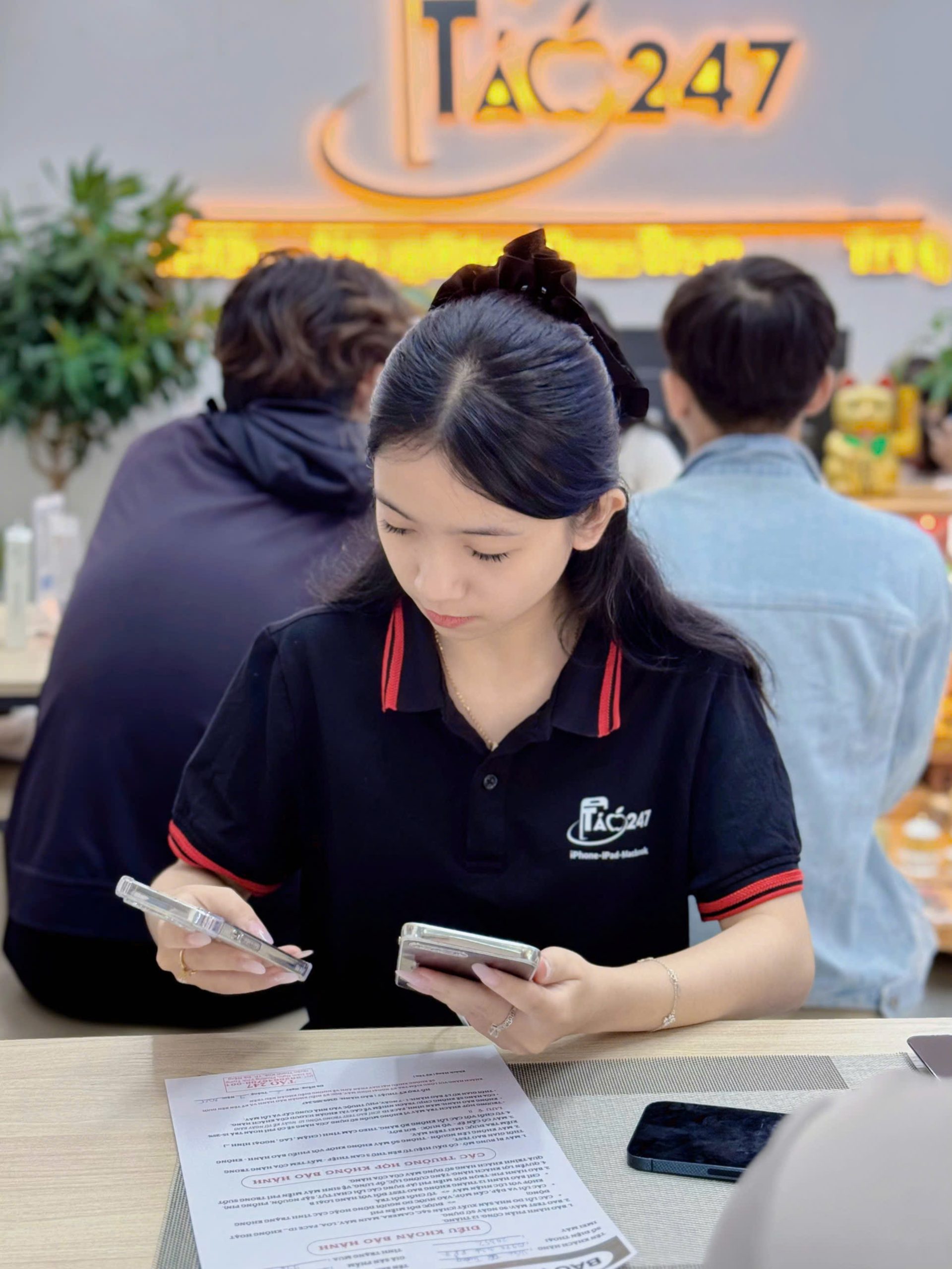 Nhân viên Táo 247 kiểm tra iPhone cũ tại Đà Nẵng – đảm bảo máy zin, chính sách rõ ràng trước khi giao máy