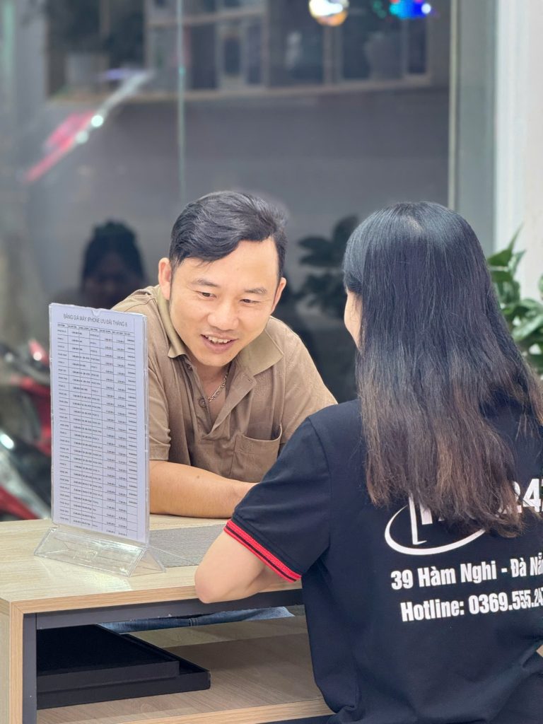 Nhân viên Táo 247 tư vấn khách mua iPhone cũ tại cửa hàng 39 Hàm Nghi Đà Nẵng