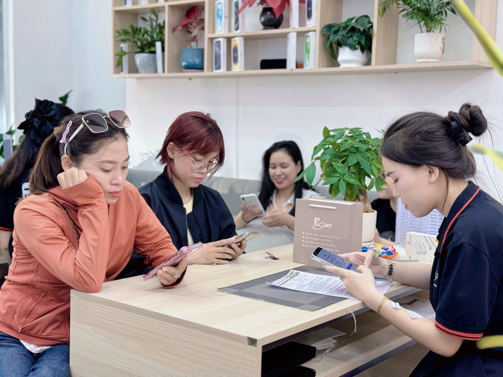 Khách hàng trải nghiệm mua iPhone cũ tại cửa hàng Táo 247 Đà Nẵng

