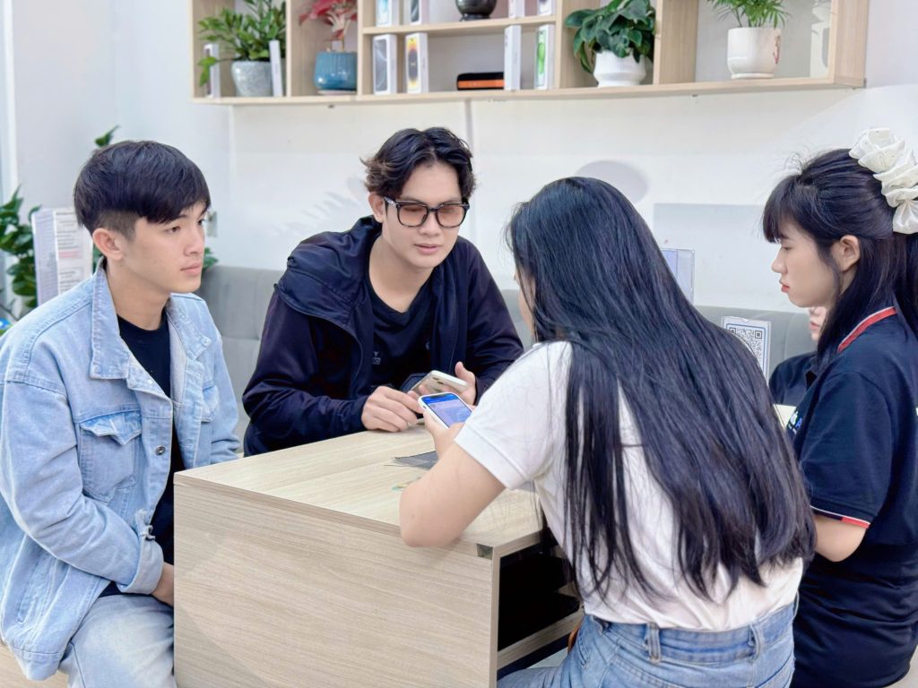Nhân viên Táo 247 tư vấn iPhone cũ cho khách hàng tại Đà Nẵng
