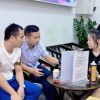 Nhân viên Táo 247 tư vấn bảng giá iPhone cũ Đà Nẵng cho khách hàng