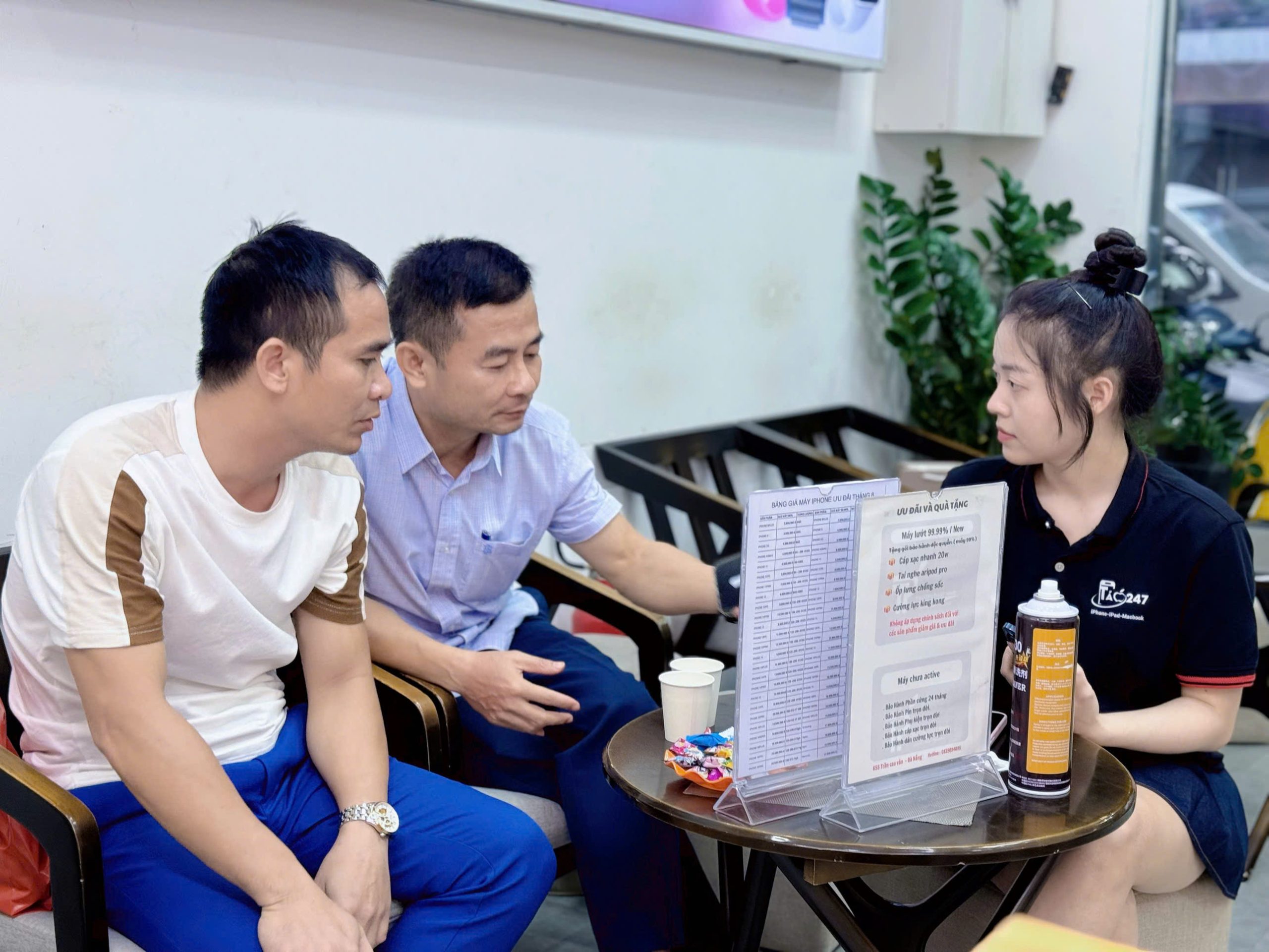 Nhân viên Táo 247 tư vấn bảng giá iPhone cũ Đà Nẵng cho khách hàng